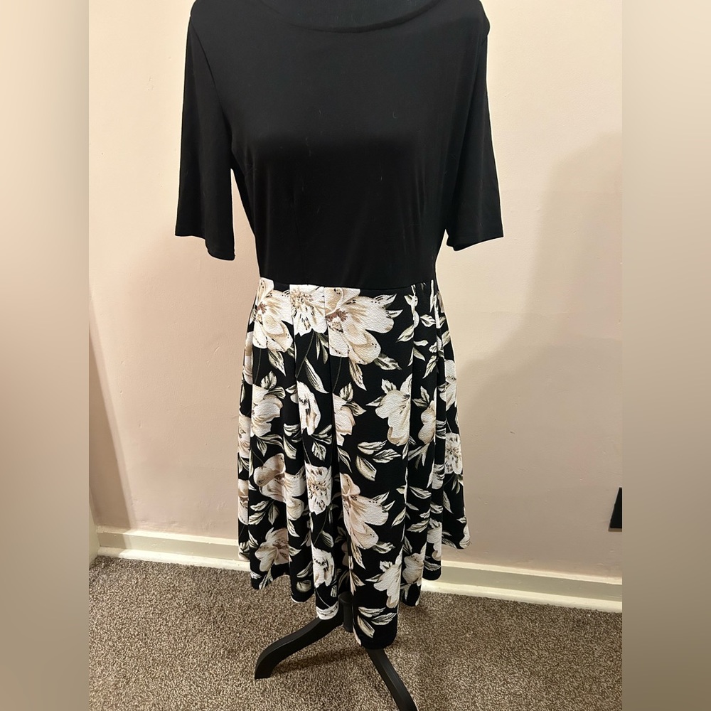 MID SLEEVE BLACK AND TAN FLORAL WHITE DRESS - SIZE XL